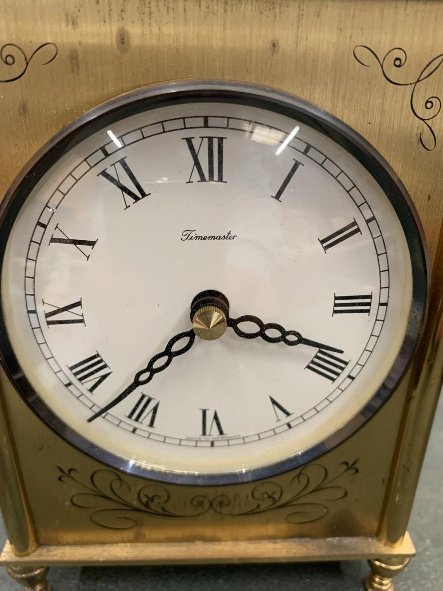 A BRASS MANTLE CLOCK HEIGHT 15CM - Image 2 of 4