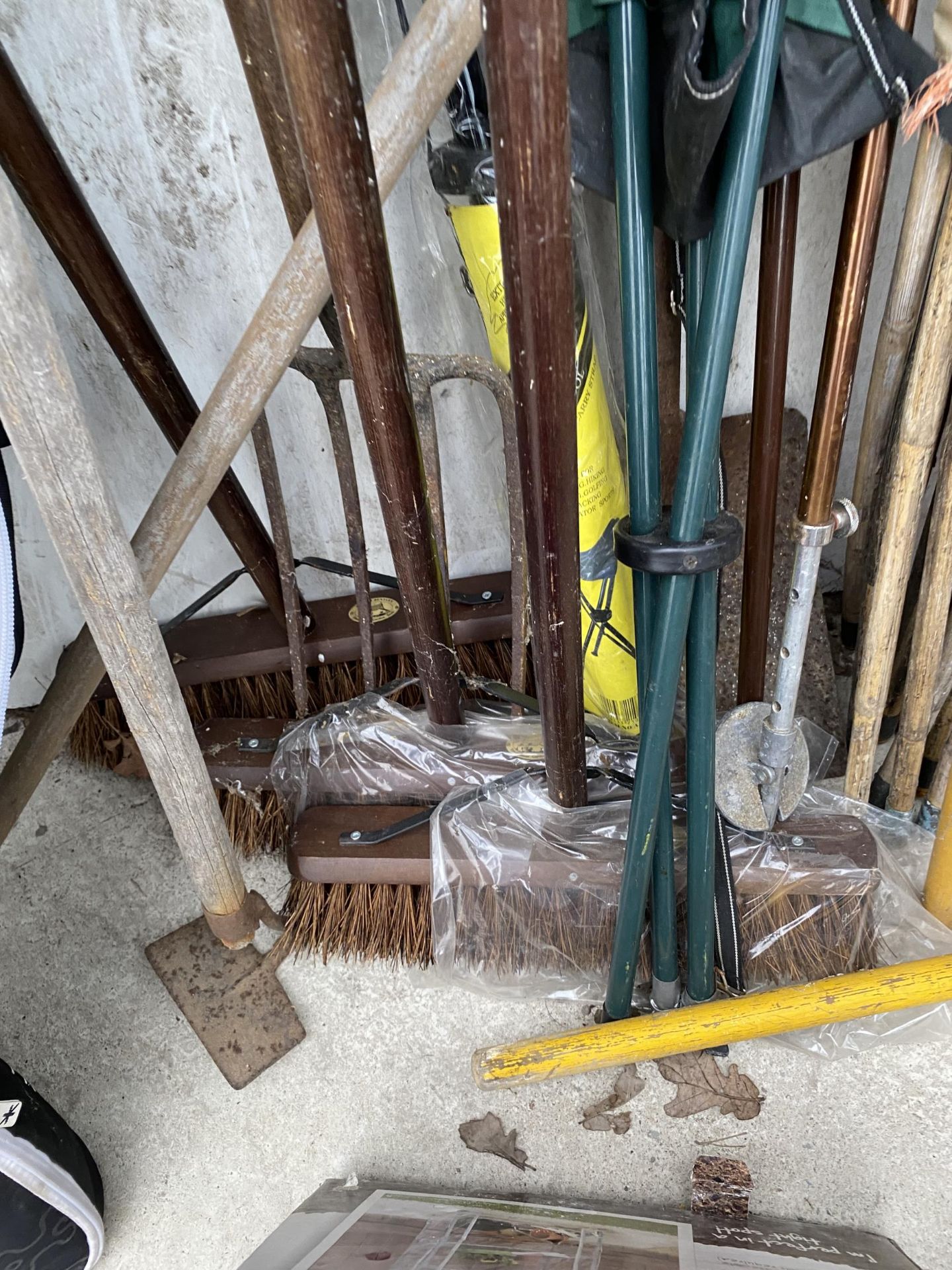 A LARGE ASSORTMENT OF GARDEN TOOLS TO INCLUDE DRAINING RODS, RAKES AND FORKS ETC - Image 5 of 5