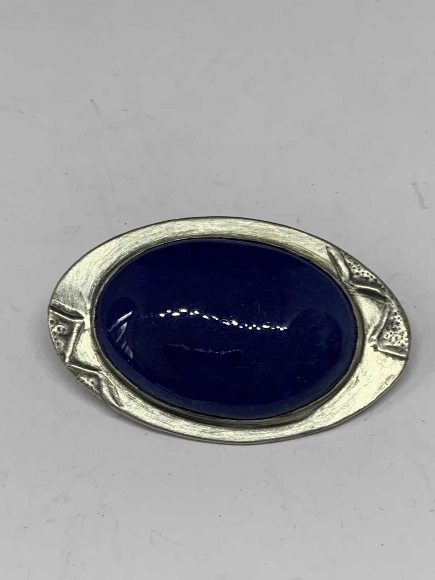 A PEWTER ARTS AND CRAFTS RUSKIN BROOCH