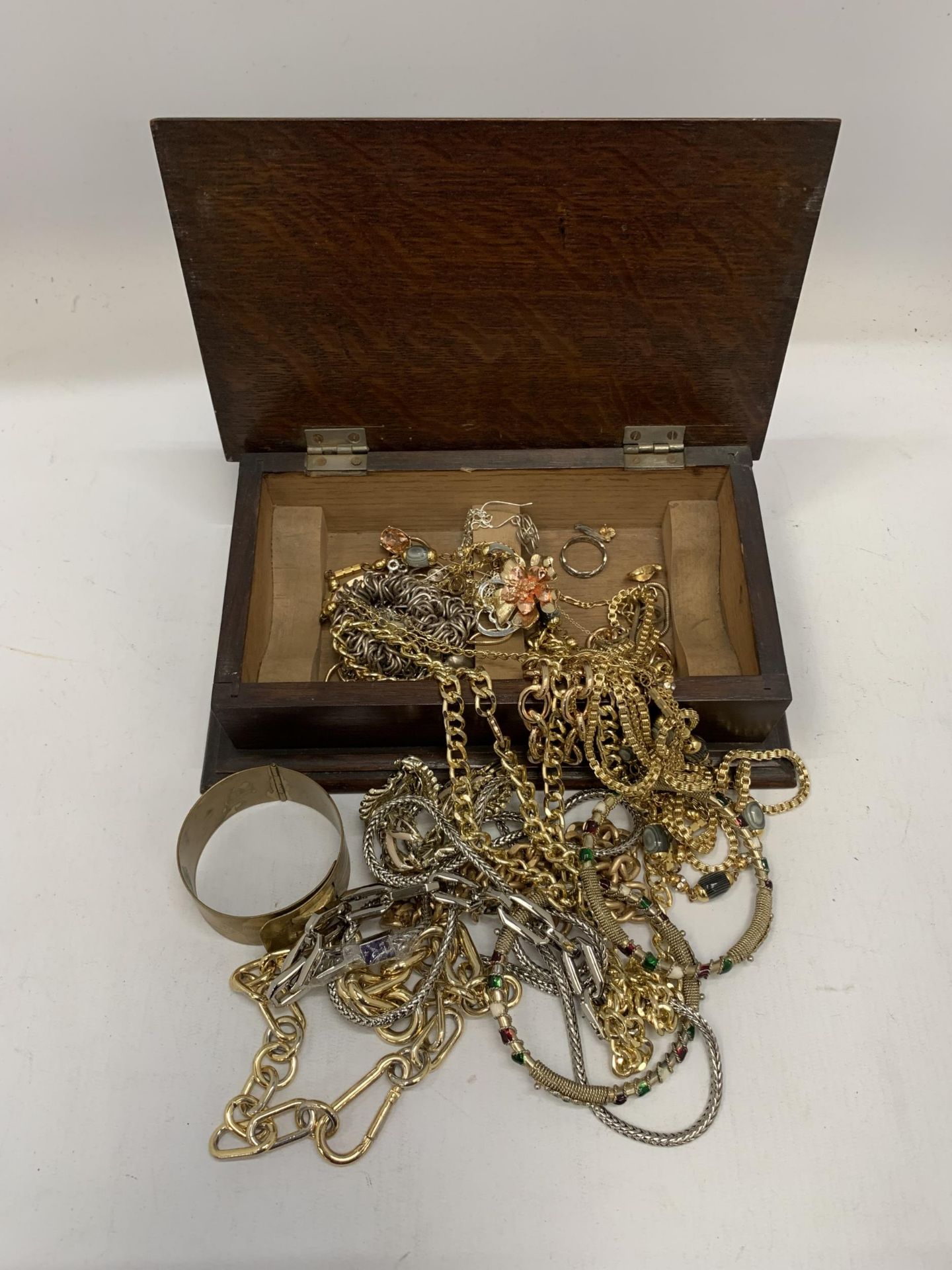 A WOODEN BOX OF ASSORTED YELLOW METAL JEWELLERY