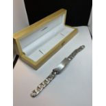 A HEAVY HALLMARKED LONDON SILVER IDENTITY BRACELET WITH BARK DESIGN IN A PRESENTATION BOX