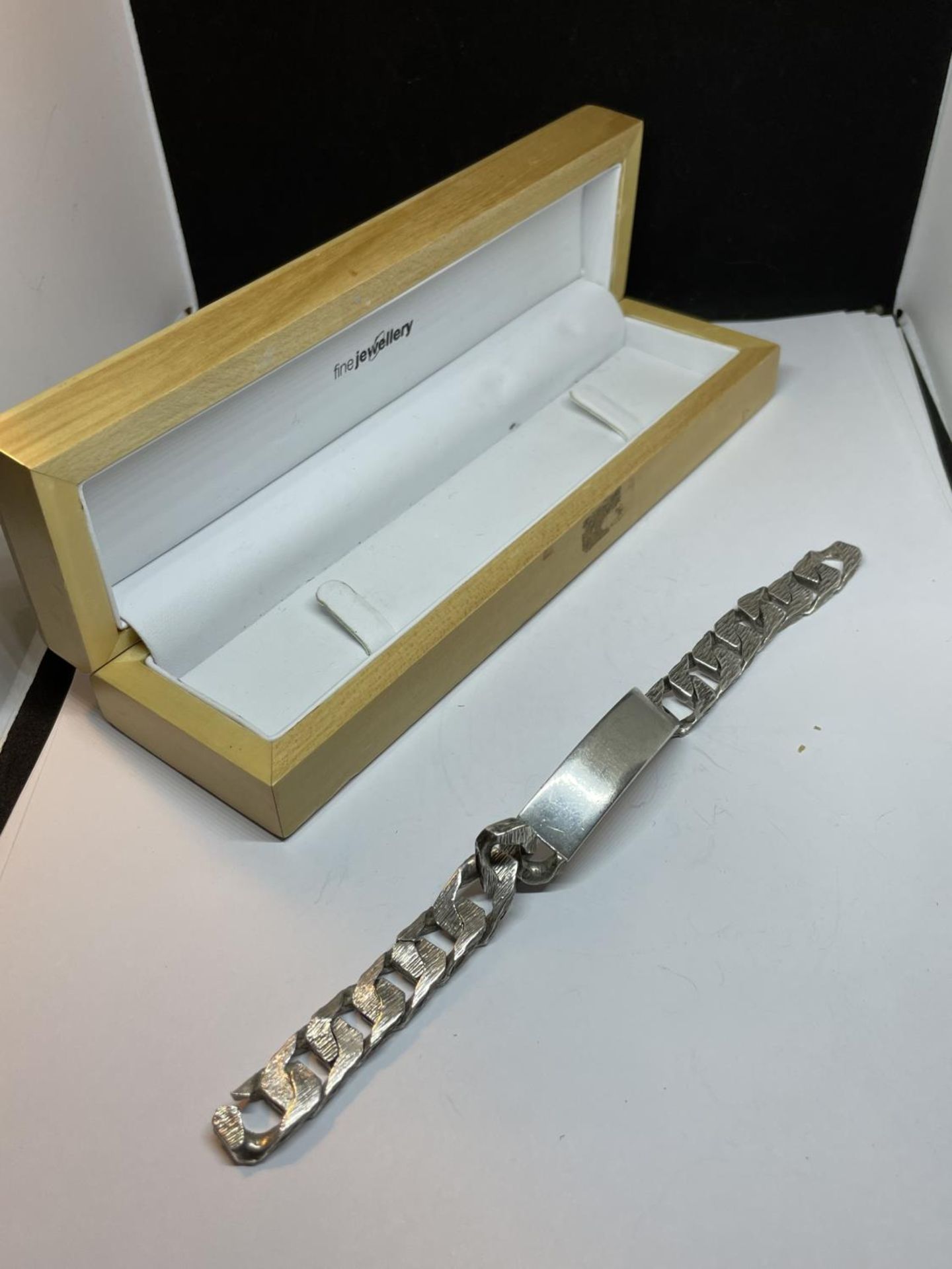 A HEAVY HALLMARKED LONDON SILVER IDENTITY BRACELET WITH BARK DESIGN IN A PRESENTATION BOX