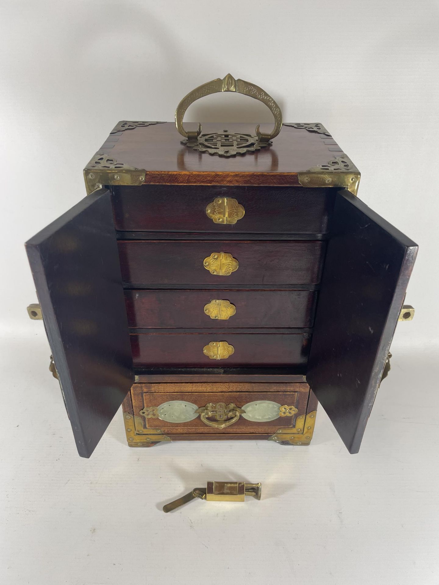 A VINTAGE ORIENTAL HARDWOOD JEWELLERY BOX WITH BRASS FITTINGS AND JADE TYPE PANELLED DESIGN WITH - Image 2 of 7