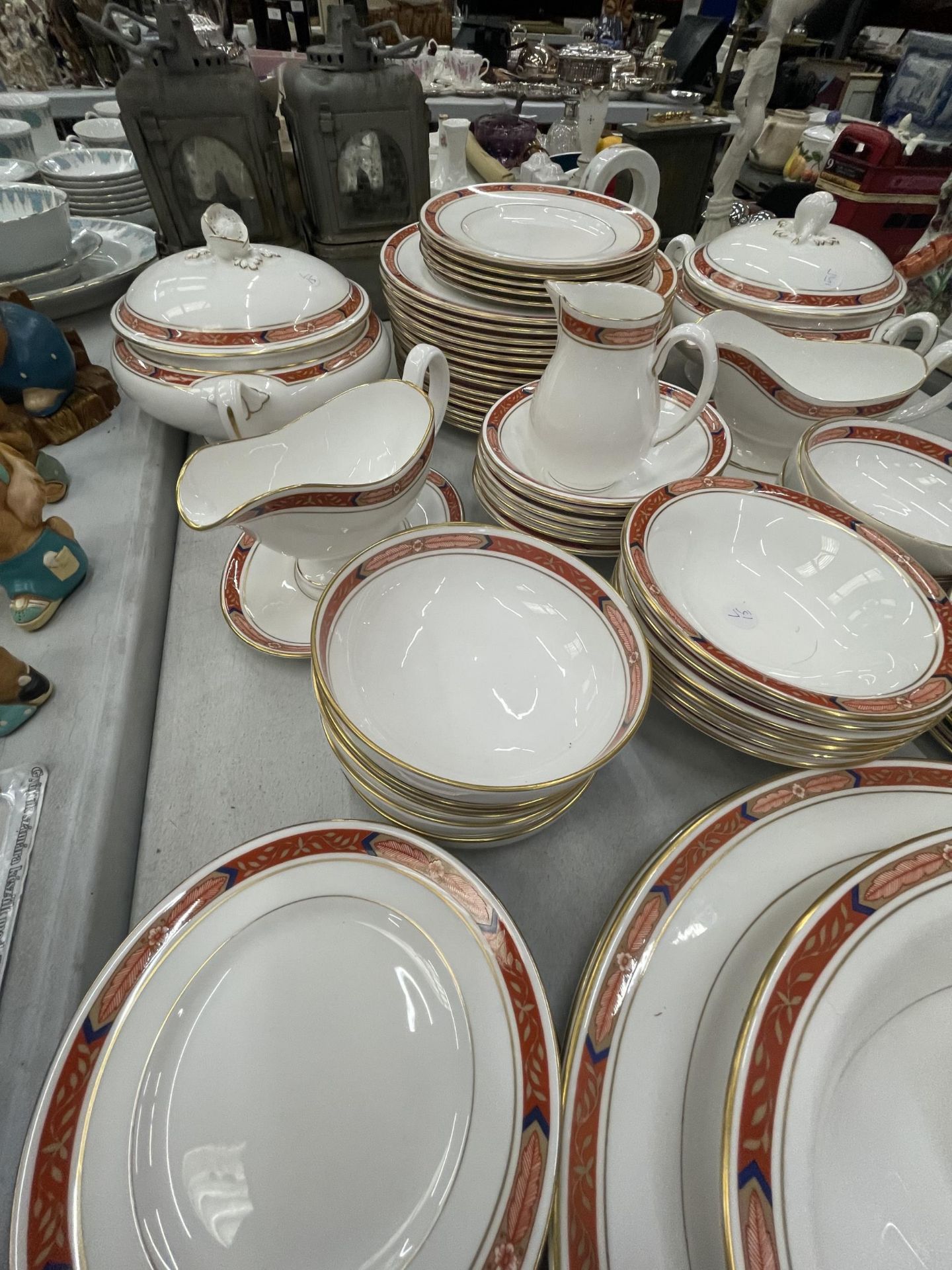 A LARGE ROYAL WORCESTER 'BEAUFORT' PATTERN DINNER SERVICE - Image 3 of 5