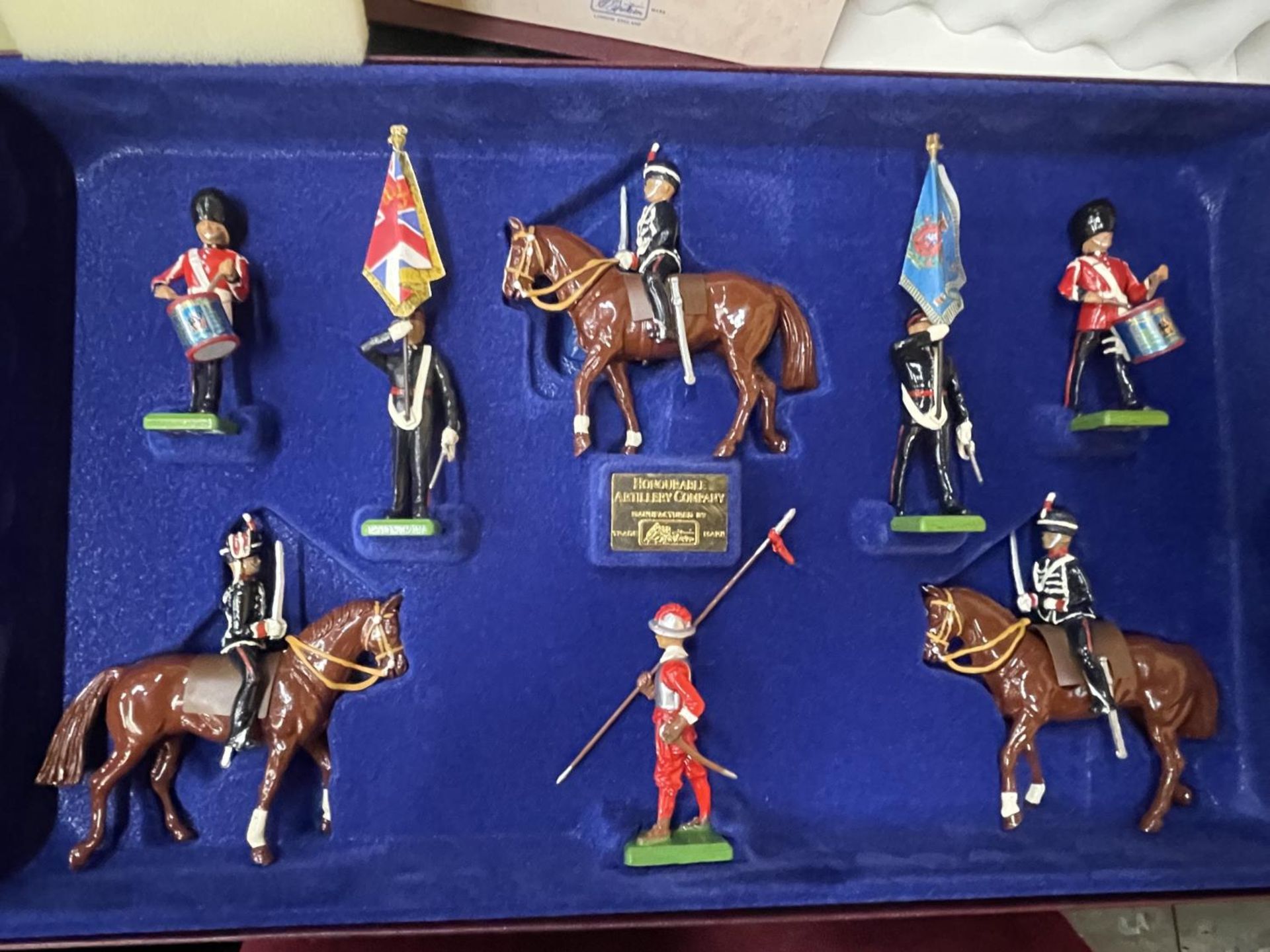 A BOXED BRITAINS TOYS LIMITED EDITION HONOURABLE ARTILLERY COMPANY MODEL SET, NO.2344 OF 7000 SETS - Image 3 of 3