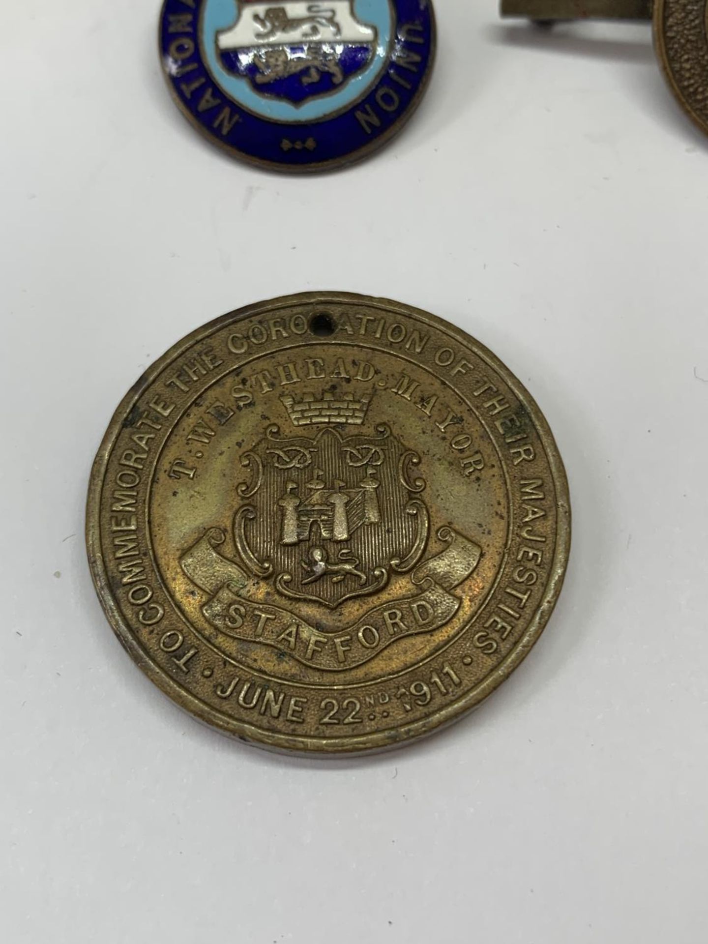 SEVEN VARIOUS BADGES AND A DRILLED 1911 CORONATION MEDAL - Image 3 of 3