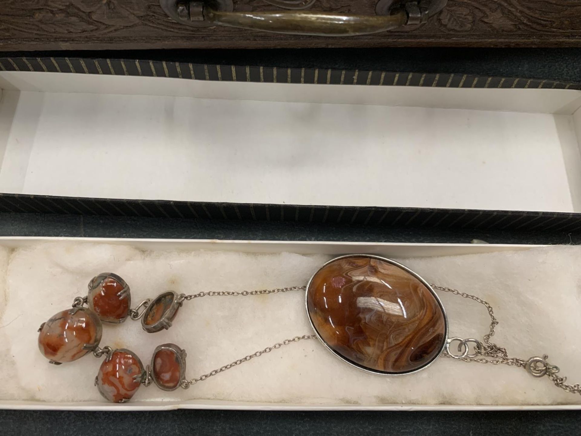 A BOXED AGATE PENDANT ON A CHAIN