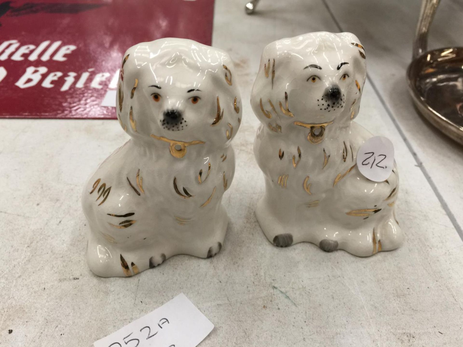 A PAIR OF SMALL STAFFORDSHIRE DOGS HEIGHT 10CM