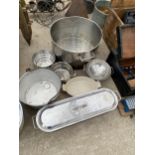 AN ASSORTMENT OF KITCHEN ITEMS TO INCLUDE A METAL JAM PAN, A FISH KETTLE AND A LARGE STAINLESS
