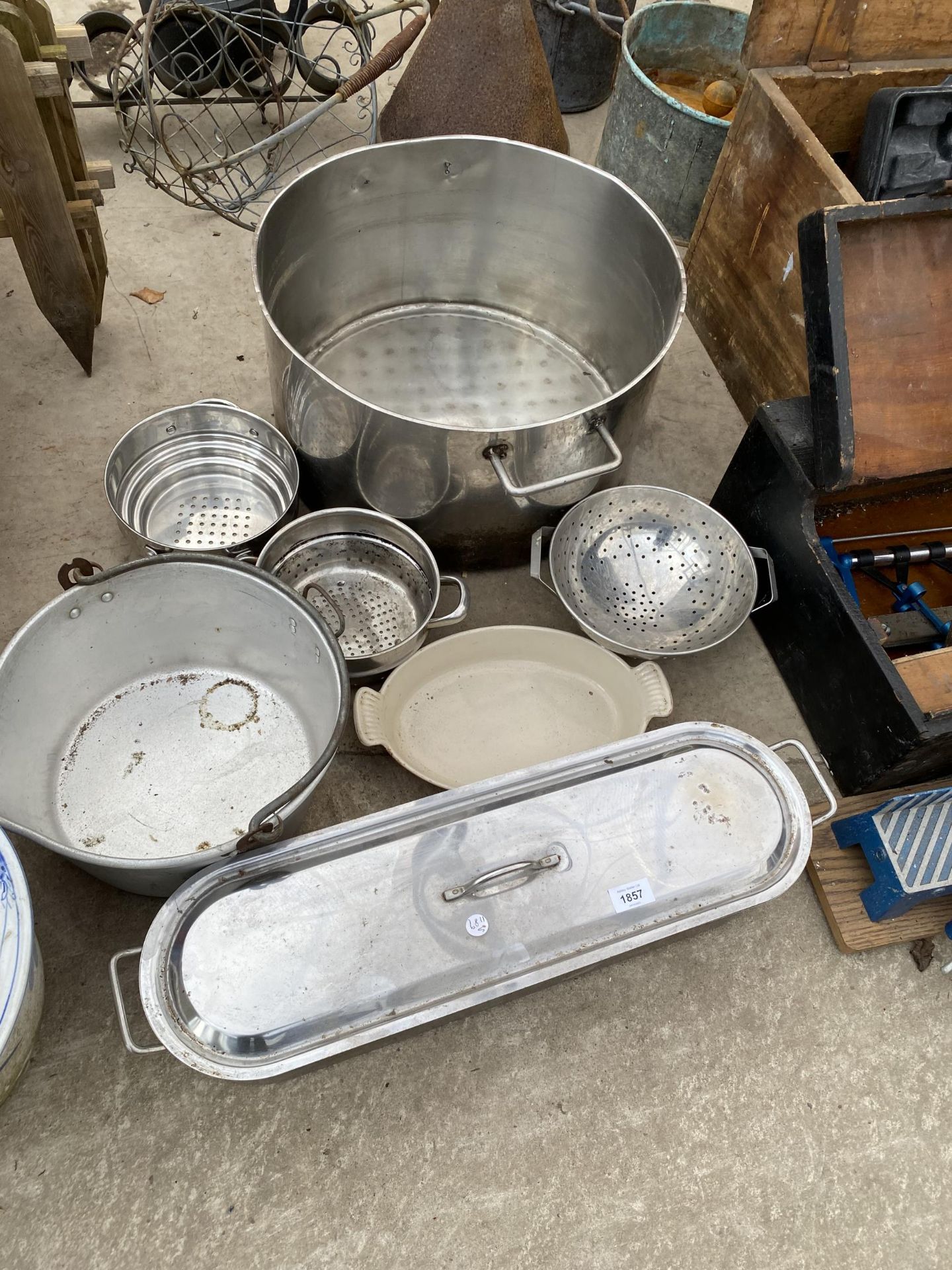 AN ASSORTMENT OF KITCHEN ITEMS TO INCLUDE A METAL JAM PAN, A FISH KETTLE AND A LARGE STAINLESS