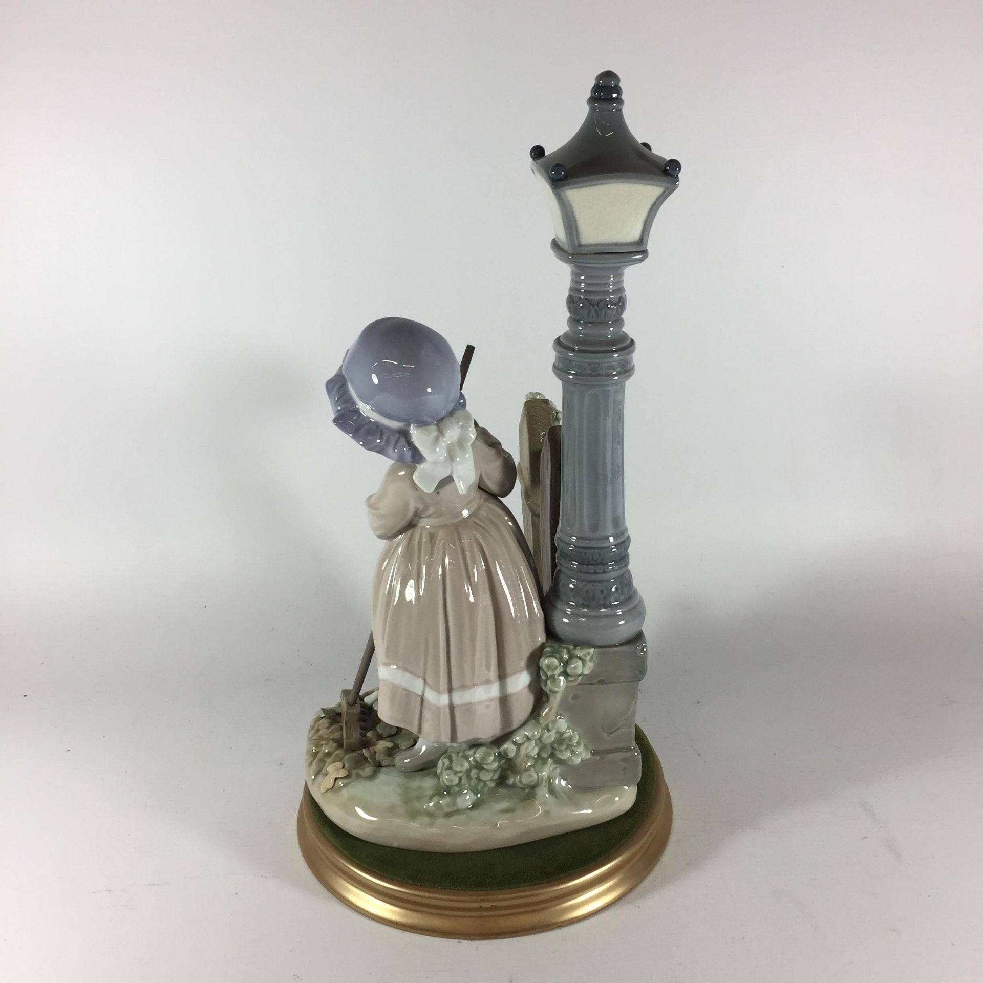 A LLADRO 'FALL CLEAN UP' NO. 5286 FIGURE ON DISPLAY BASE - Image 3 of 5