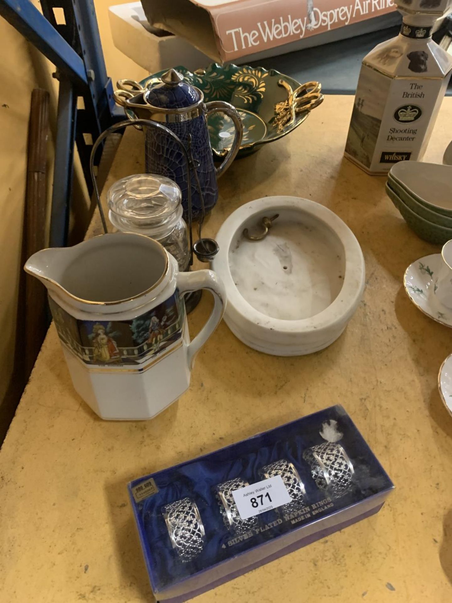 A QUANTITY OF CERAMICS TO INCLUDE JUGS AND LARGE BOWL ALONG WITH SILVER PLATED NAPKIN RINGS