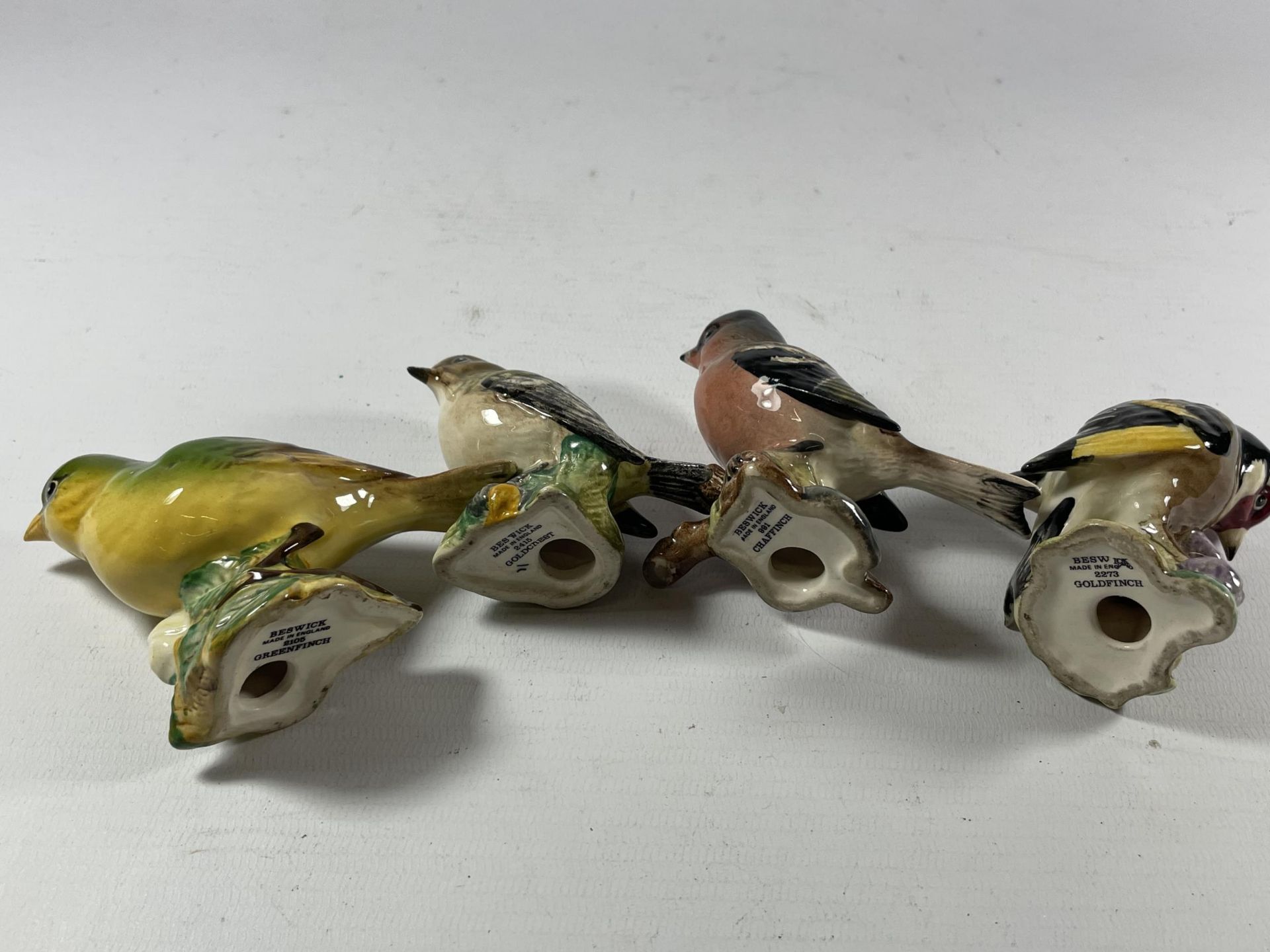 FOUR BESWICK BIRDS TO INCLUDE A GREENFINCH, GOLDCREST, CHAFFINCH AND A GOLDFINCH - Image 3 of 3