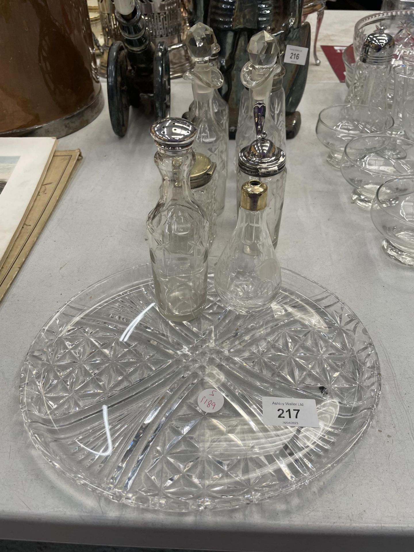 A MIXED LOT OF GLASSWARE TO INCLUDE CUT GLASS TRAY, CONDIMENT BOTTLES ETC