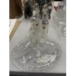A MIXED LOT OF GLASSWARE TO INCLUDE CUT GLASS TRAY, CONDIMENT BOTTLES ETC