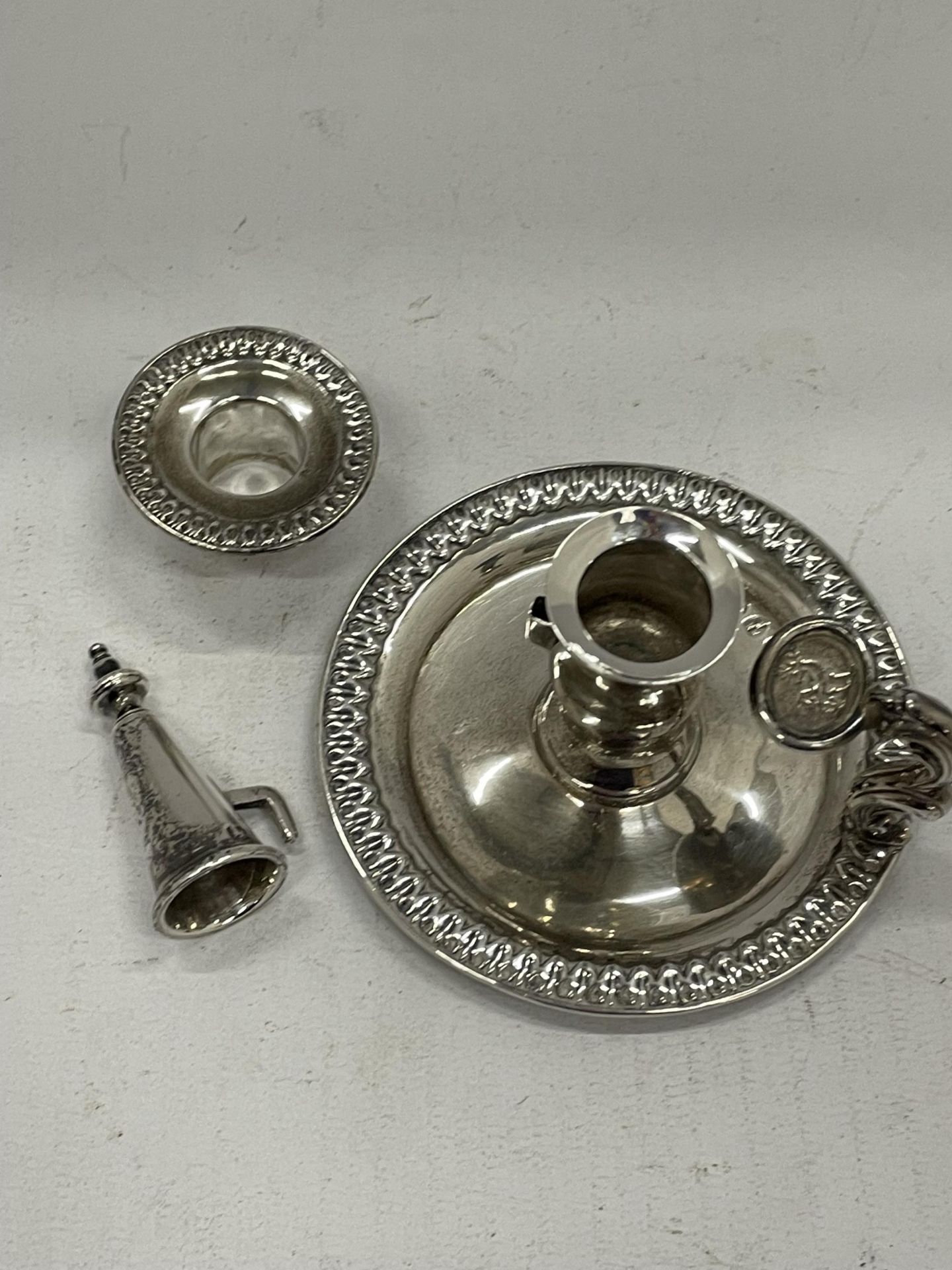 A GEORGE III SILVER CHAMBER STICK WITH CANDLE DETACHABLE SCONCE AND CANDLE SNUFFER, HALLMARKS - Image 2 of 3