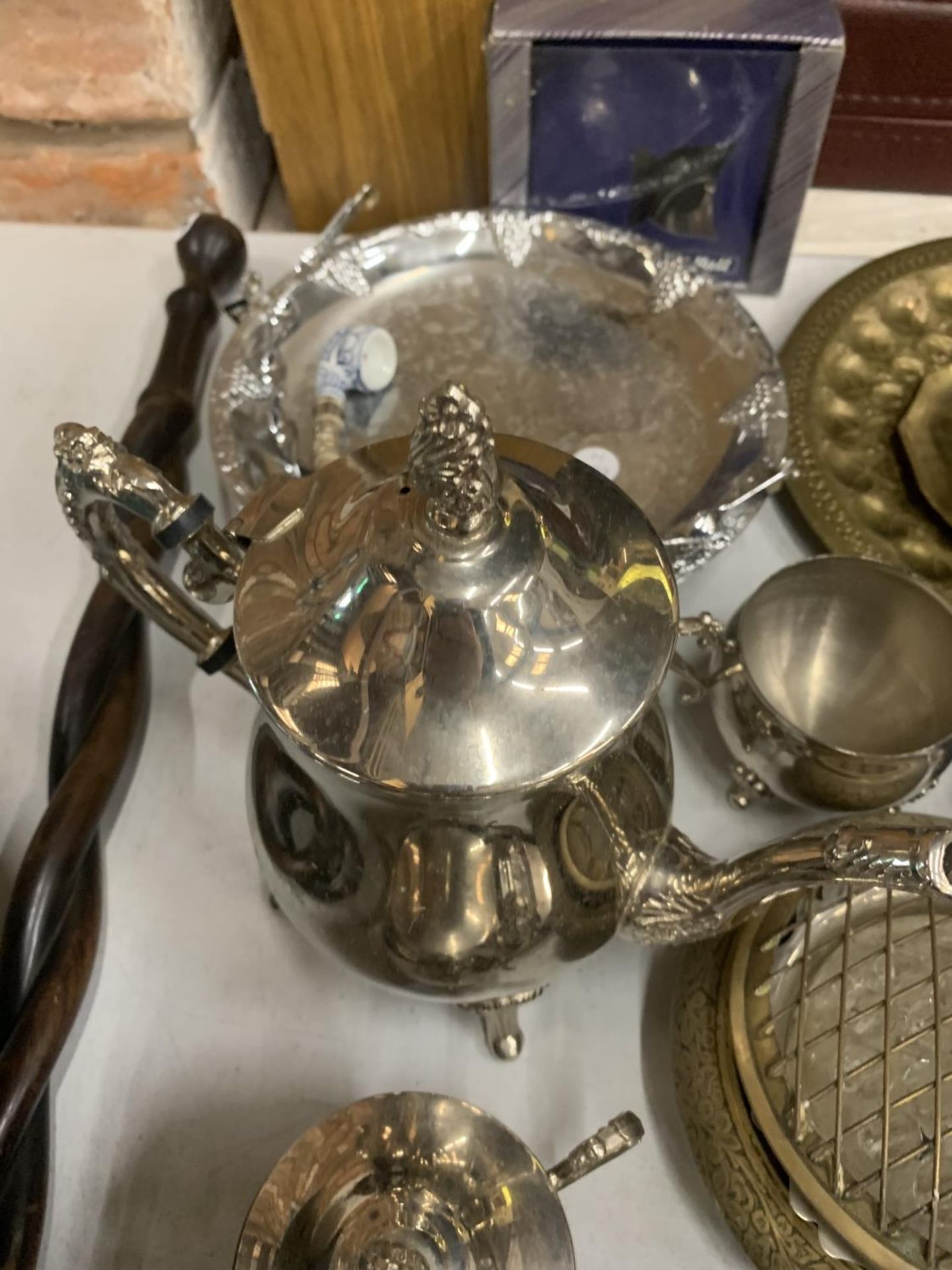 A LARGE QUANTITY OF SILVER PLATED ITEMS TO INCLUDE A COFFEE POT, CREAM JUG, SUGAR BOWL, CRUET STAND, - Image 5 of 5