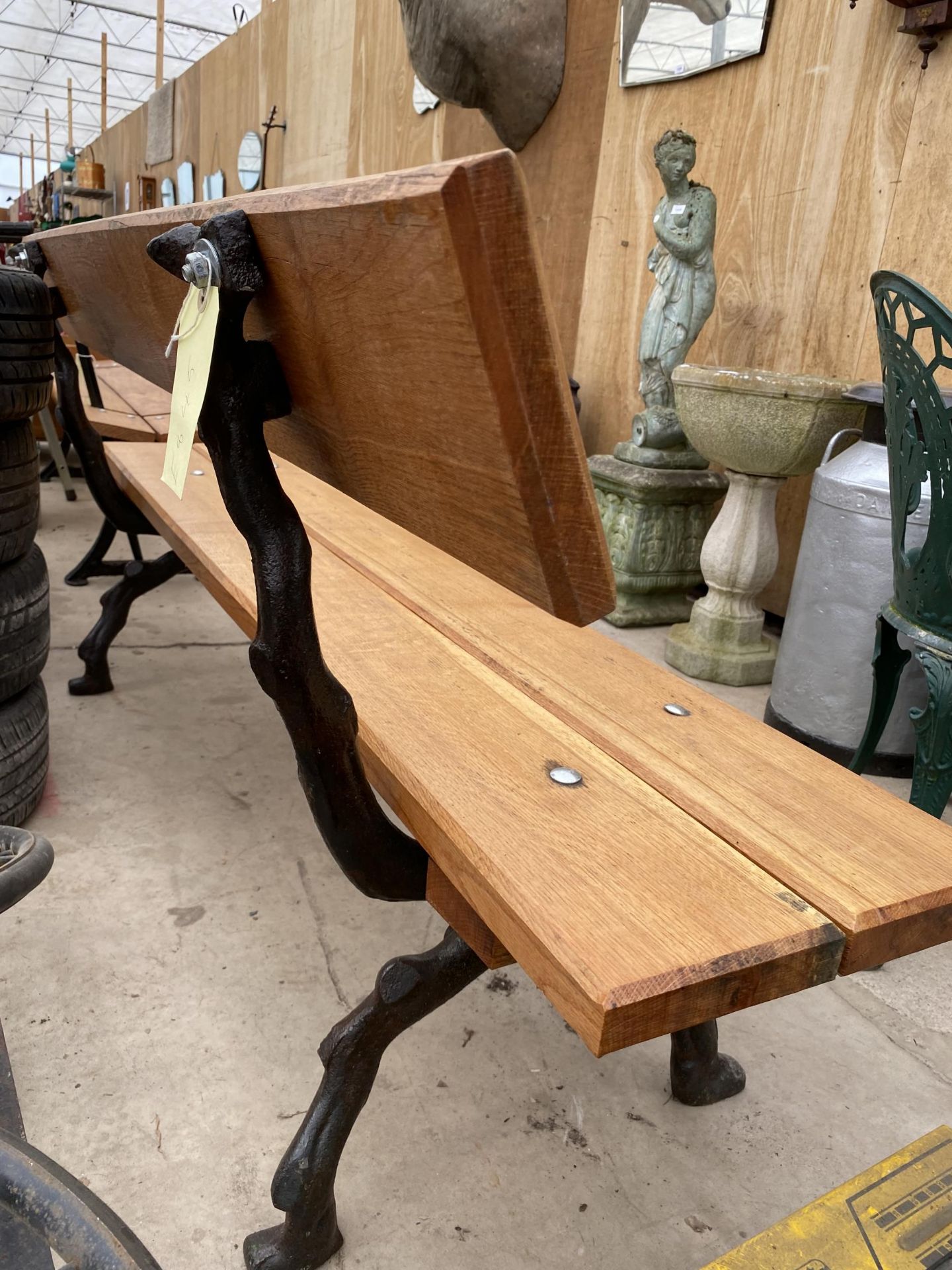 A LARGE REFURBISHED WOODEN SLATTED BENCH WITH 'KNOTTY' CAST IRON BENCH ENDS - Bild 3 aus 4