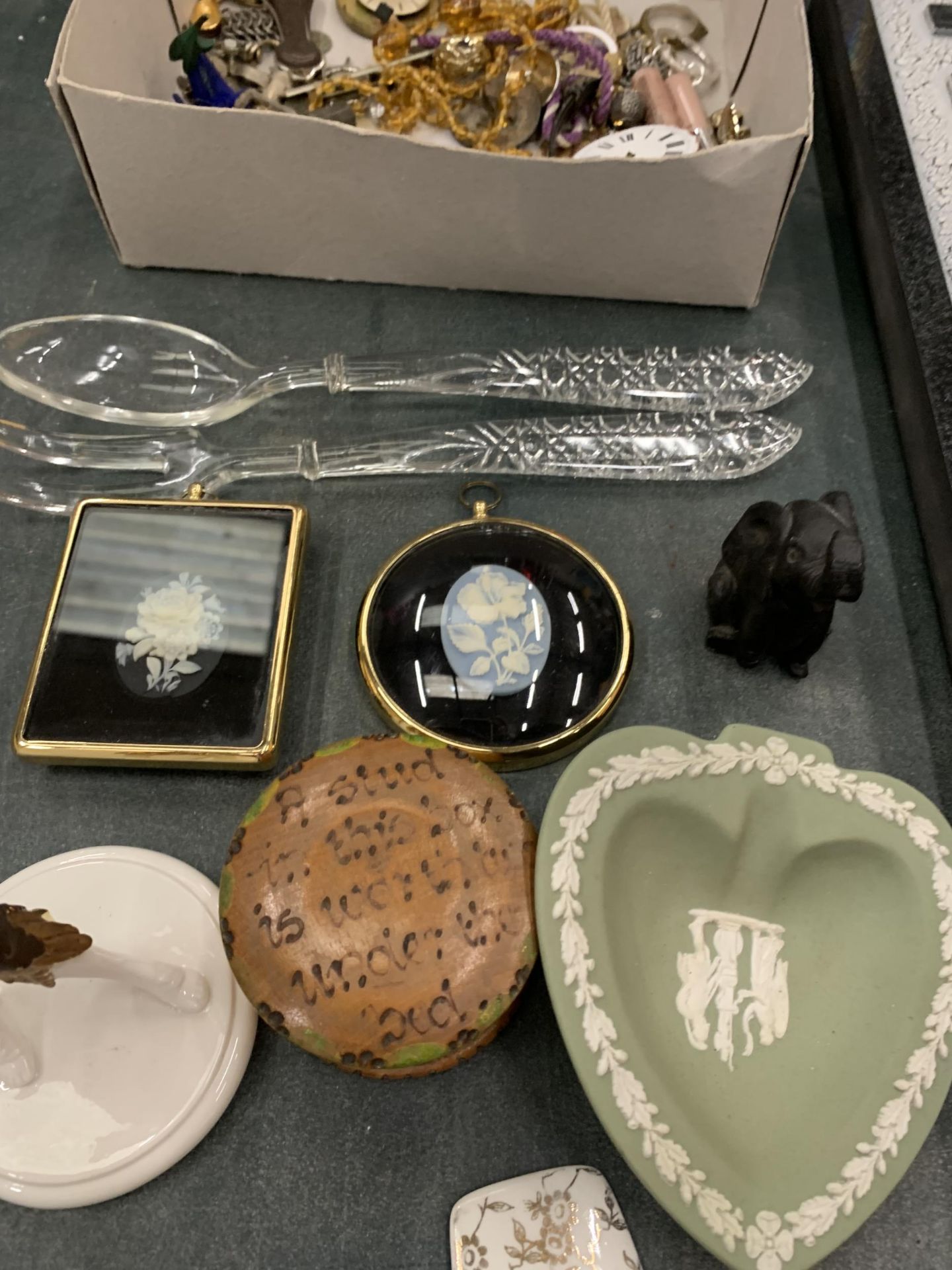 A MIXED LOT TO INCLUDE WATCHES AND JEWELLERY, WEDGWOOD PIN DISH ETC - Bild 3 aus 4