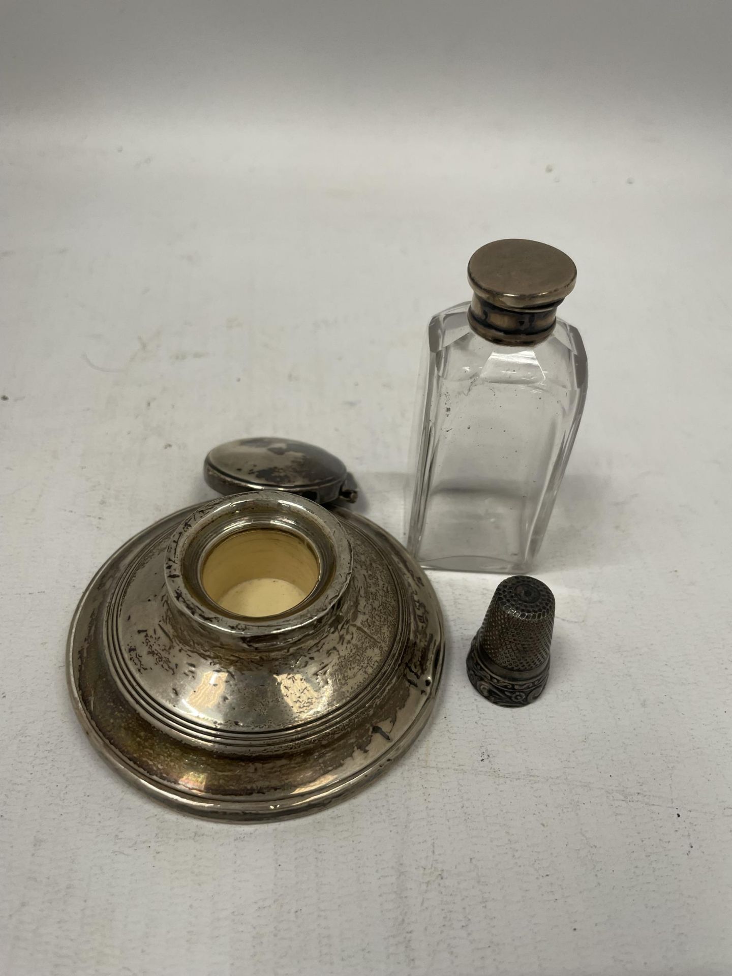 A MIXED LOT SILVER ITEMS, INKWELL (LID A/F), PERFUME BOTTLE AND THIMBLE