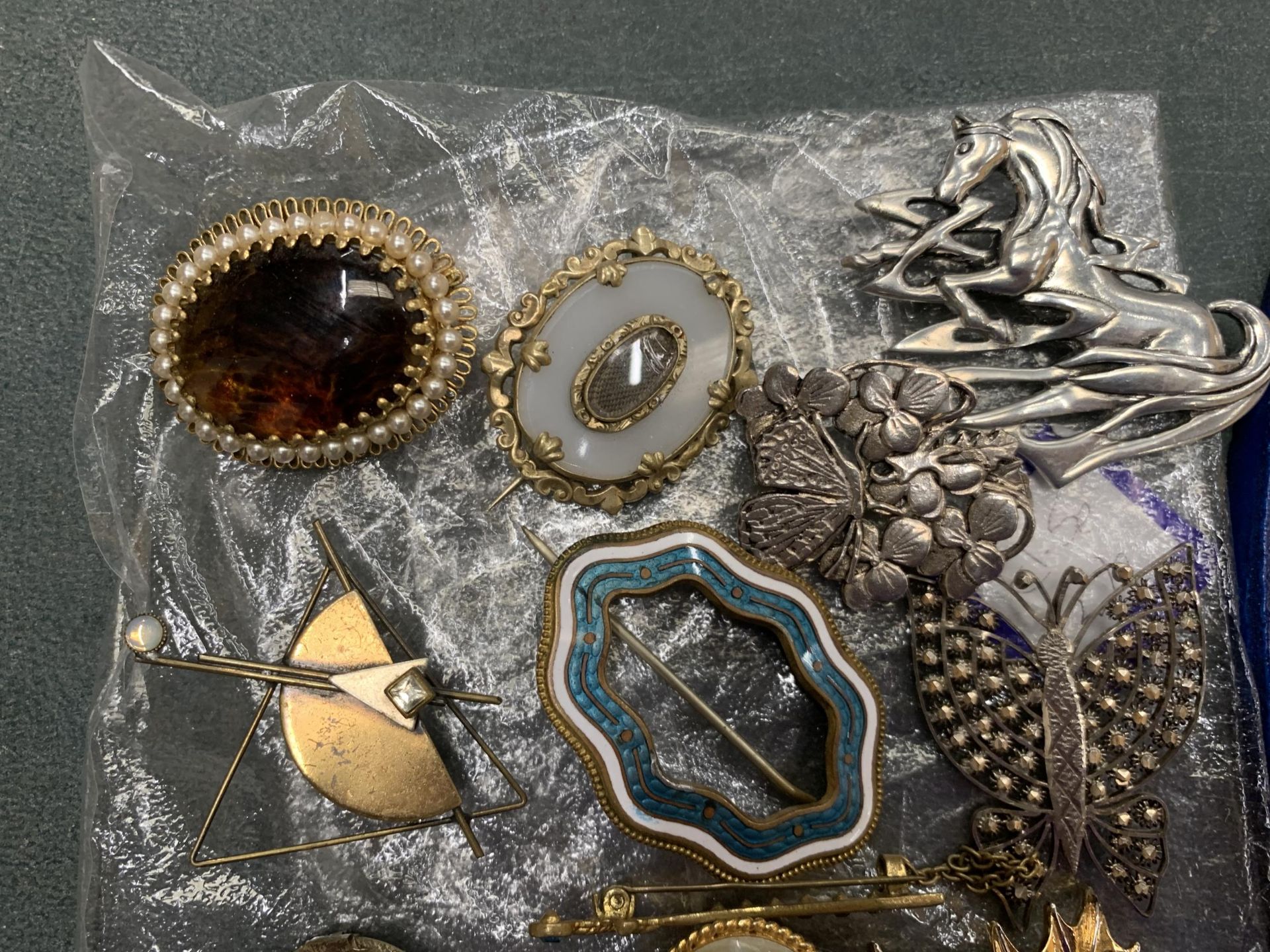 A MIXED LOT OF VINTAGE BROOCHES - Image 3 of 3