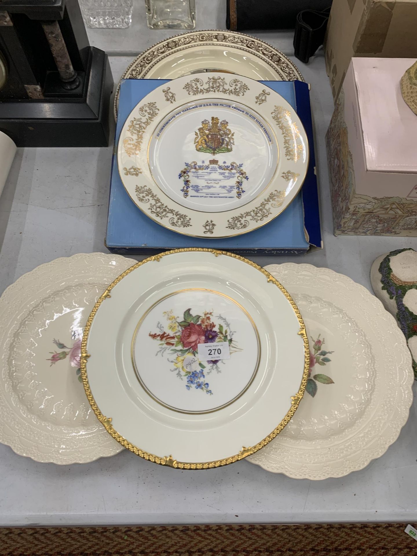 A MIXED LOT OF CERAMIC PLATES TO INCLUDE BOXED AYNSLEY COMMEMORATIVE EXAMPLE