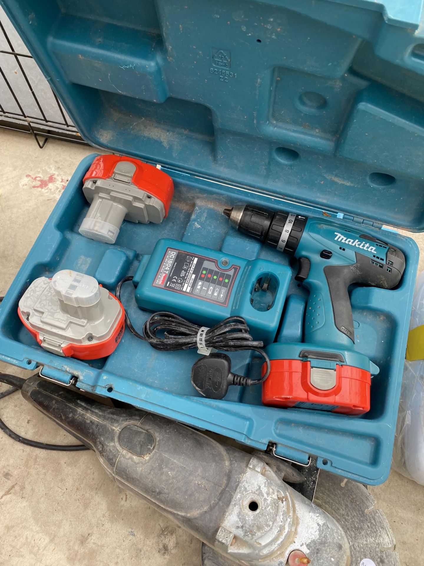 AN ASSORTMENT OF TOOLS TO INCLUDE A MAKITA BATTERY DRILL AND AN ANGLE GRINDER ETC - Image 2 of 3