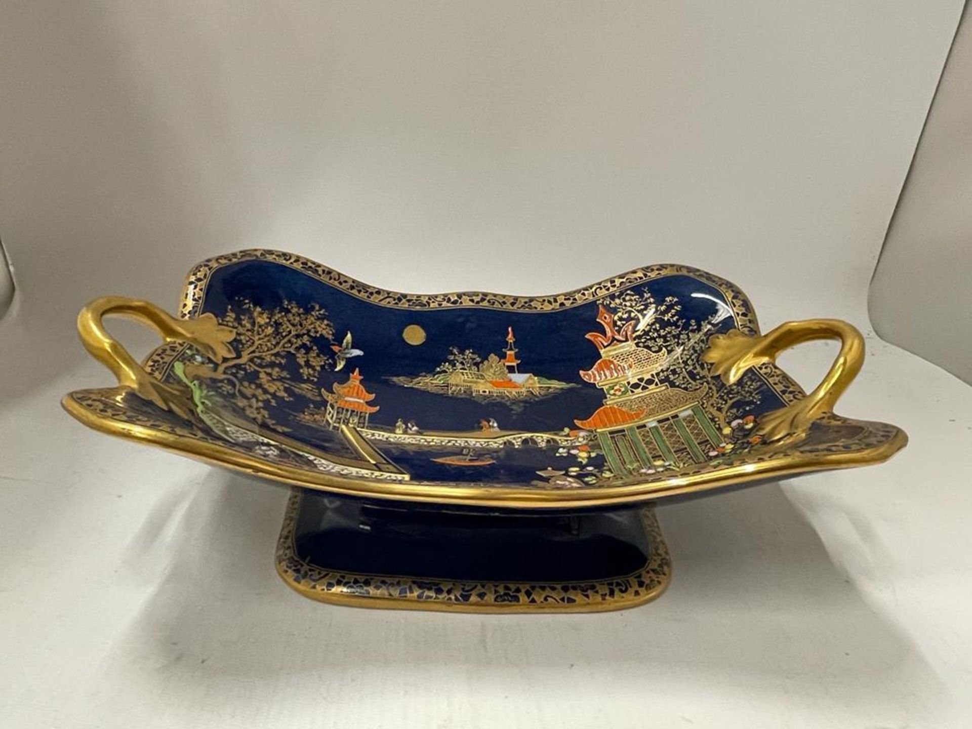 A CARLTON WARE TWIN HANDLED PEDESTAL BOWL DECORATED IN THE 'MIKADO' PATTERN WITH GILT DESIGN ON A - Image 2 of 6