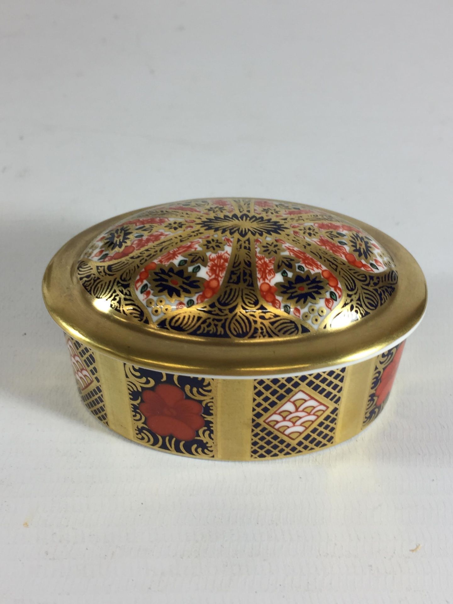 A ROYAL CROWN DERBY OLD IMARI 1128 LIDDED TRINKET BOX