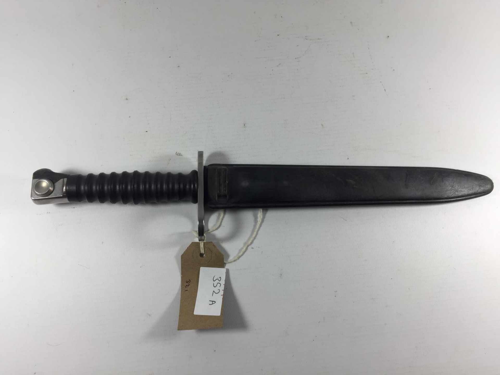 A SWISS SIG 57 BAYONET AND SCABBARD, 24CM BLADE