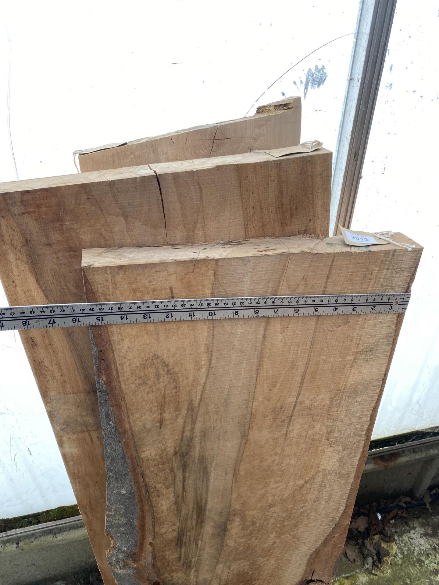 FOUR LENGTHS OF ROUGH SAWN TIMBER TO INCLUDE BEECH AND TURKEY OAK ETC - Bild 4 aus 5