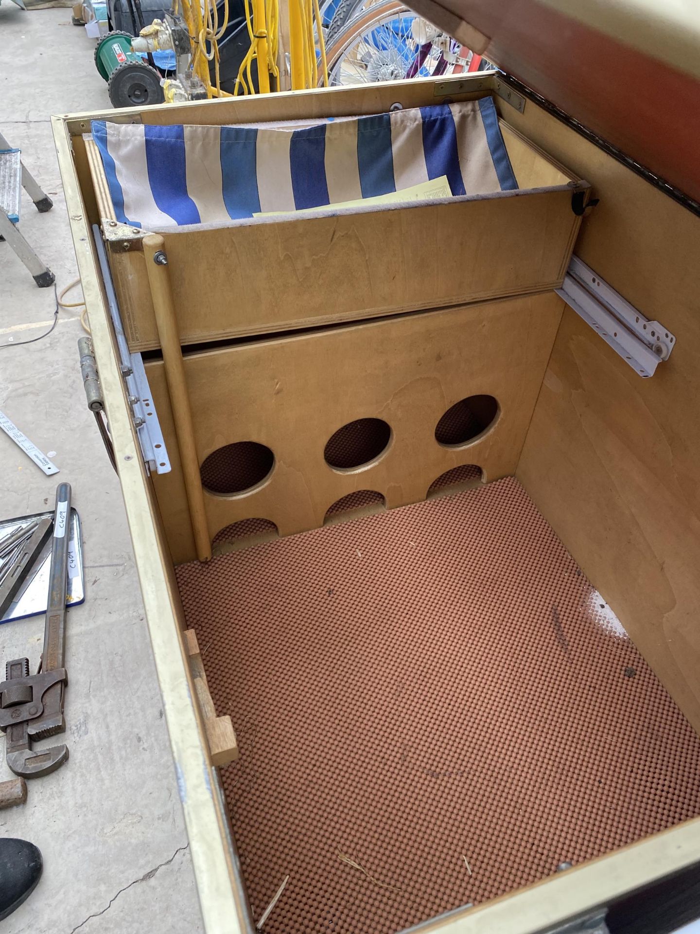 A LARGE HARD CASED FOUR WHEELED STORAGE TROLLEY - Image 4 of 4