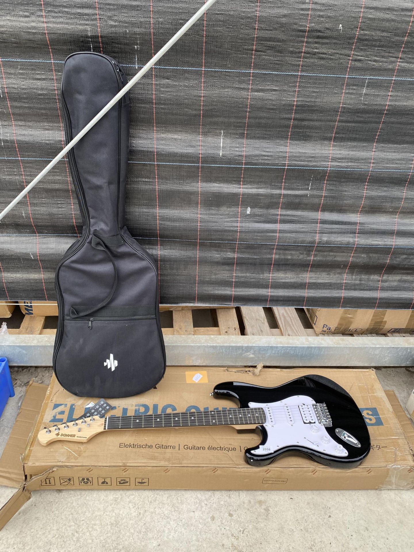 A DONNER ELECTRIC GUITAR AND CARRY CASE