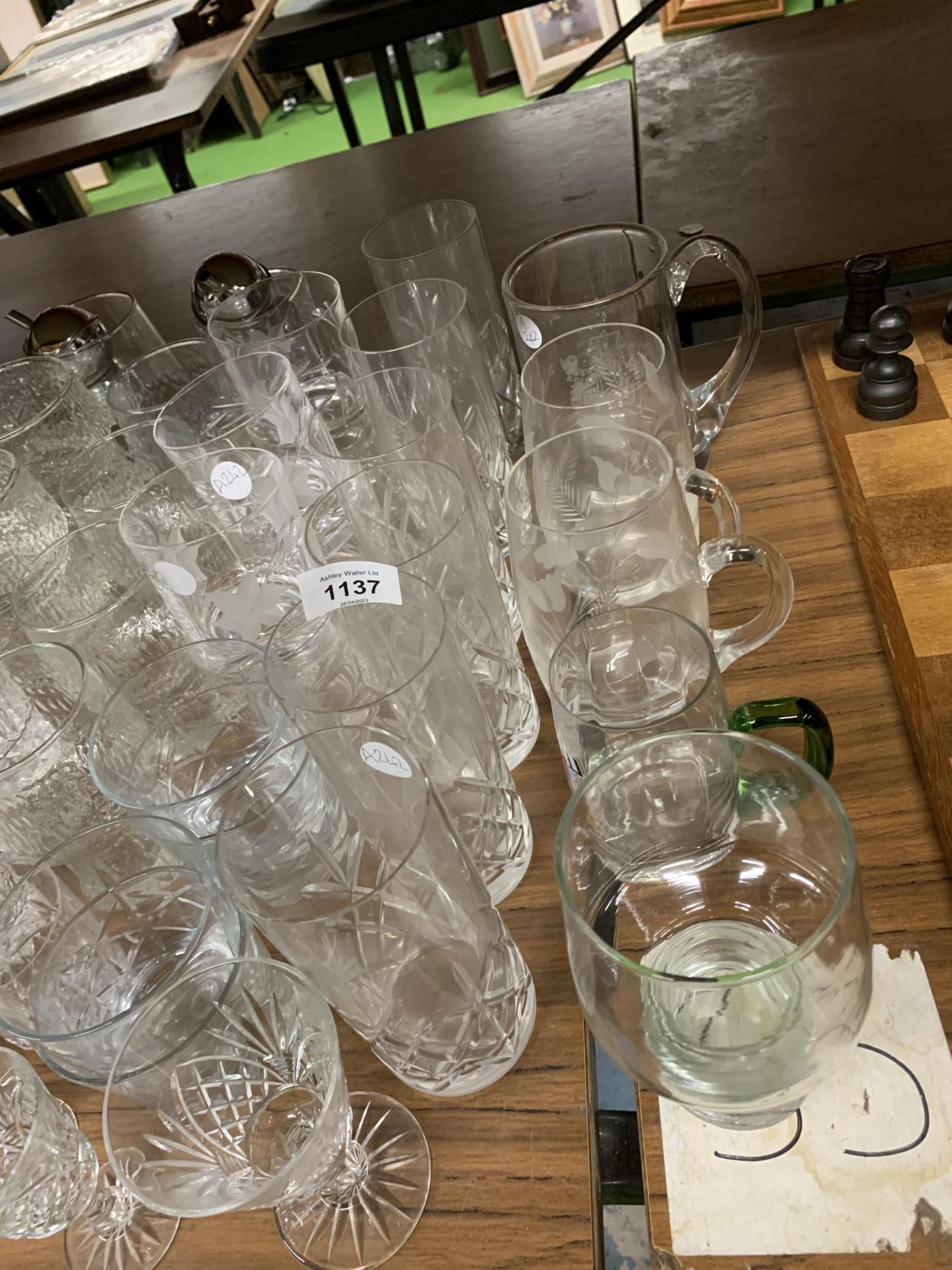 A LARGE QUANTITY OF GLASSES TO INCLUDE TUMBLERS, WINE, SHERRY, DESSERT BOWLS, WINE POURERS, ETC - Image 4 of 4