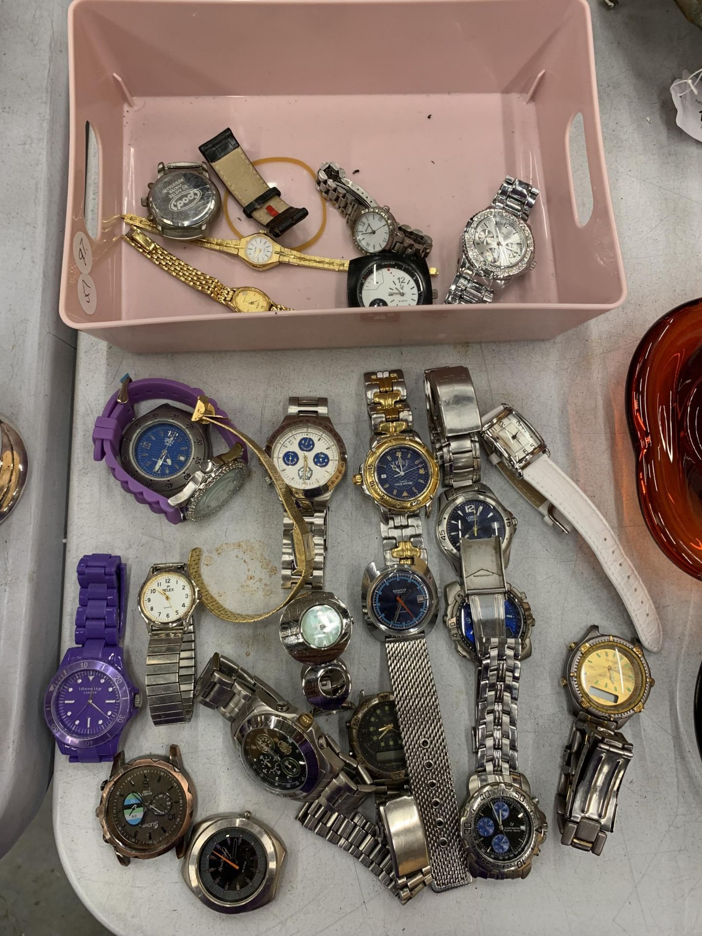 A MIXED GROUP OF WATCHES