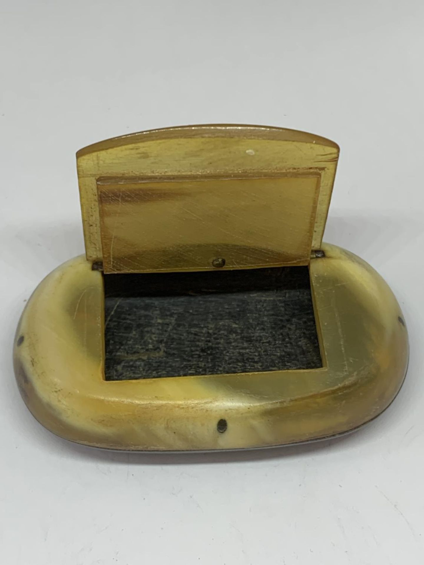 AN OVAL SNUFF BOX - Image 2 of 3