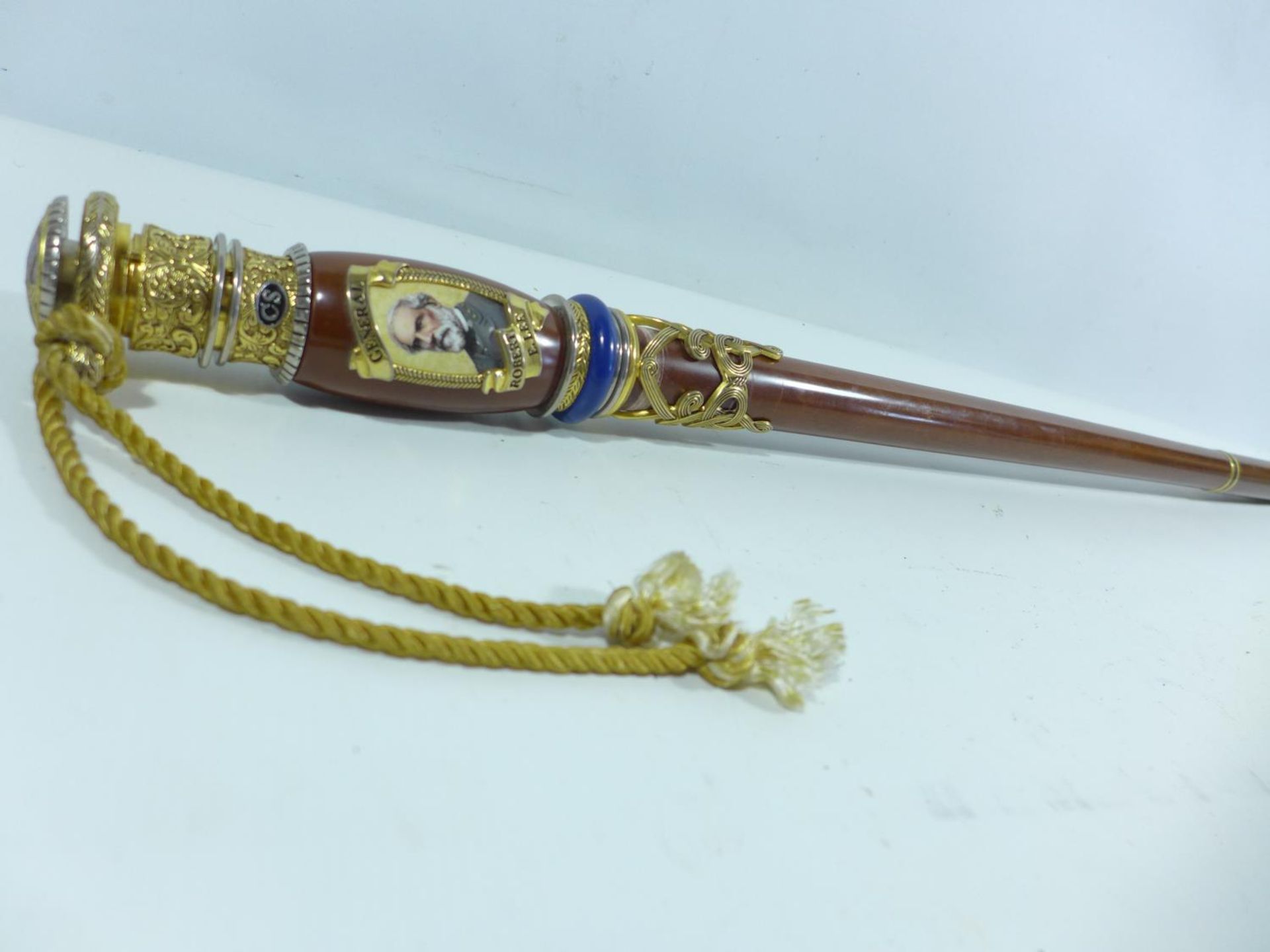 AN ELABORATE CONFEDERATE STATES ROBERT E LEE WALKING/BANDSMAN CANE, LENGTH 117CM