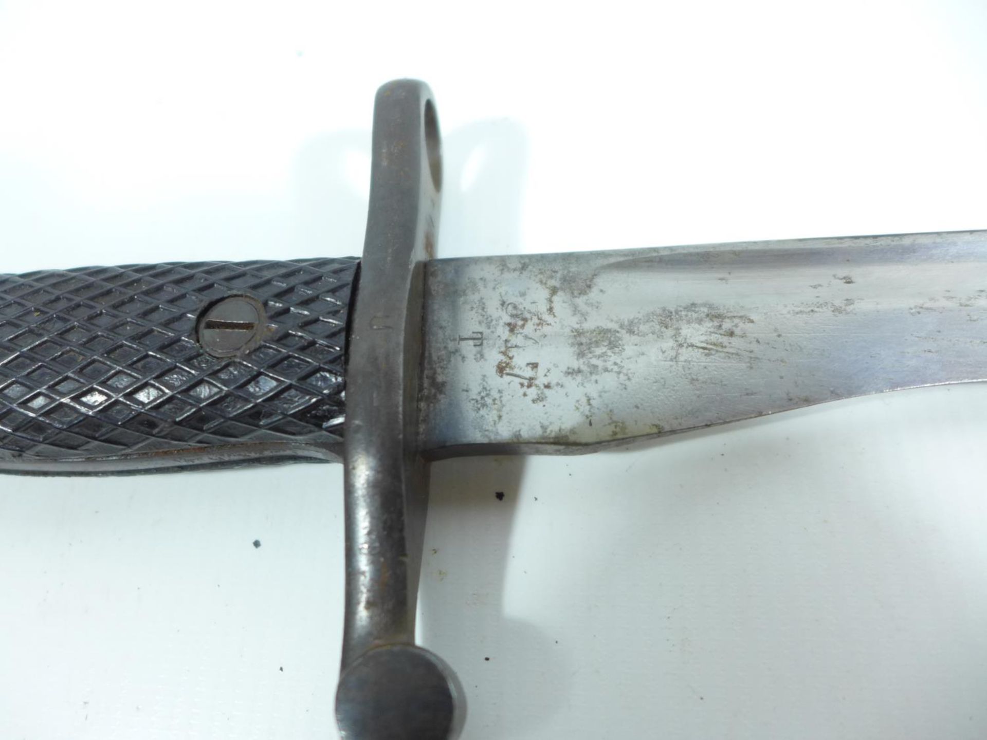 A SPANISH BOLO BAYONET AND SCABBARD, BLADE 24.5CM, LENGTH 40CM - Image 2 of 5