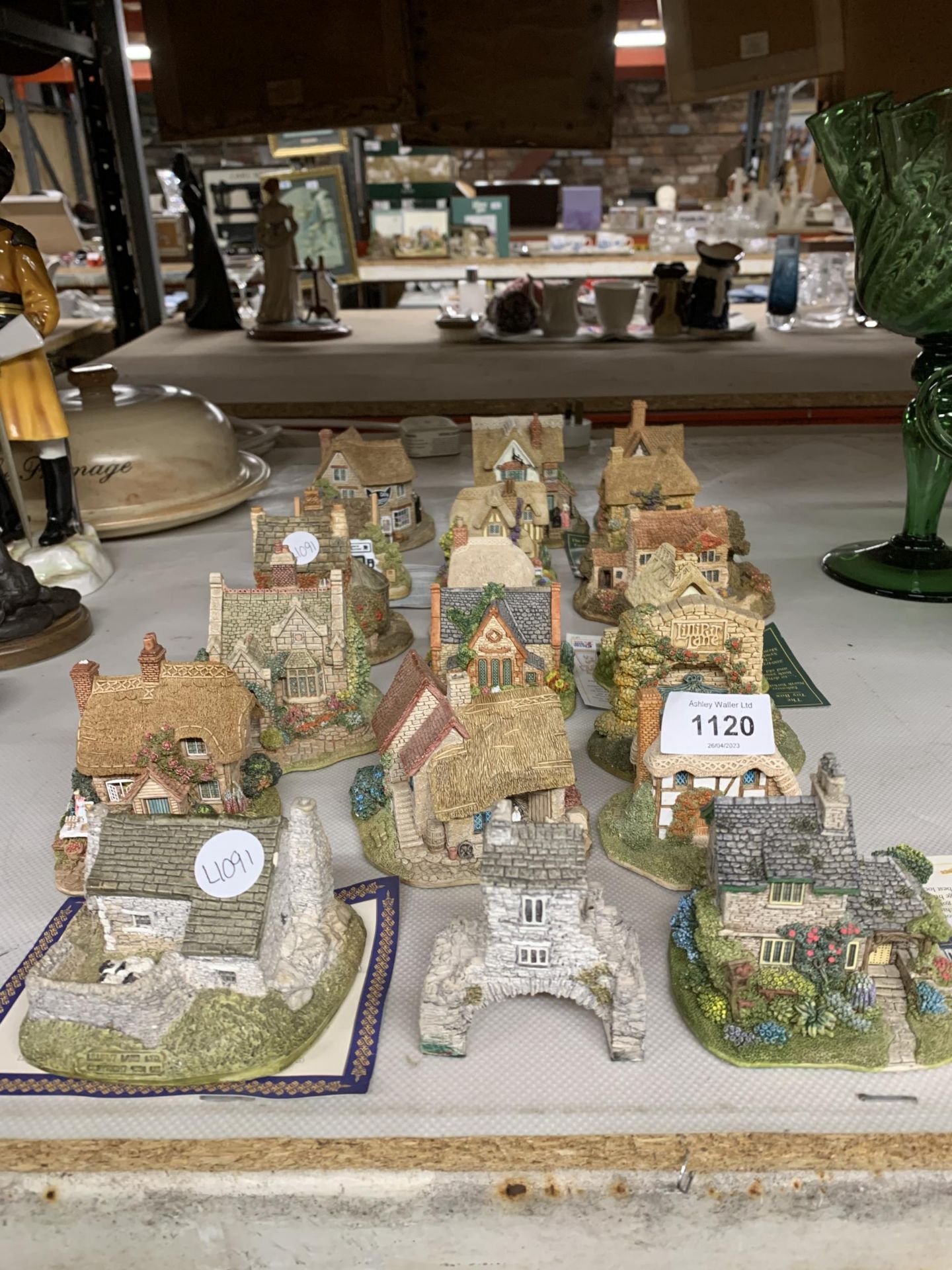 A LARGE QUANTITY OF LILLIPUT LANE COTTAGES TO INCLUDE 'NUTKIN COTTAGE', 'WATERSIDE MILL', ETC - 19