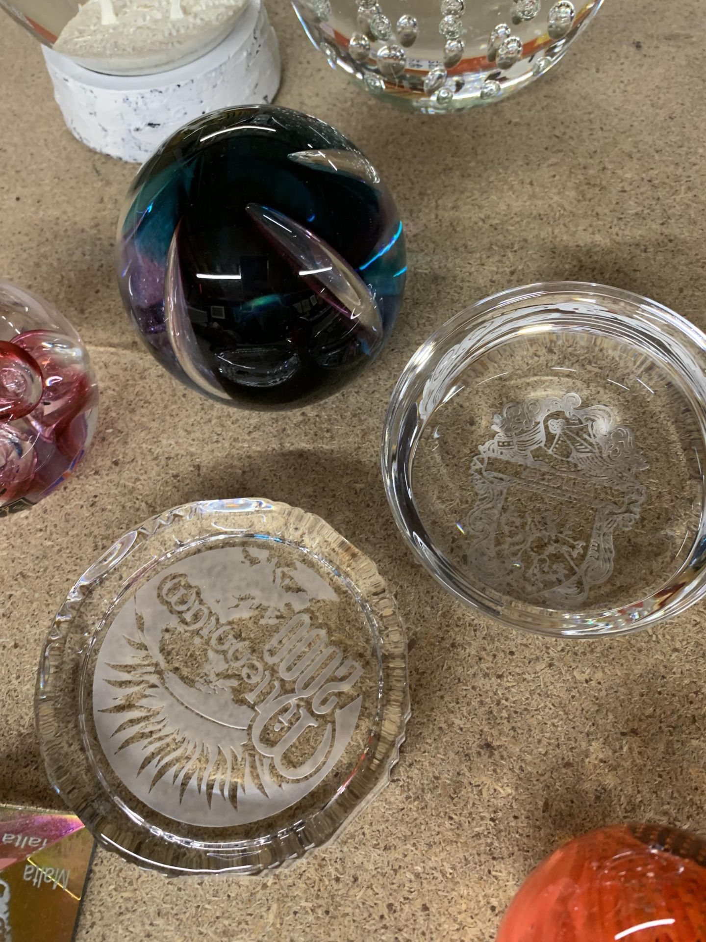 A COLLECTION OF EIGHT VINTAGE GLASS PAPERWEIGHTS - Image 5 of 6