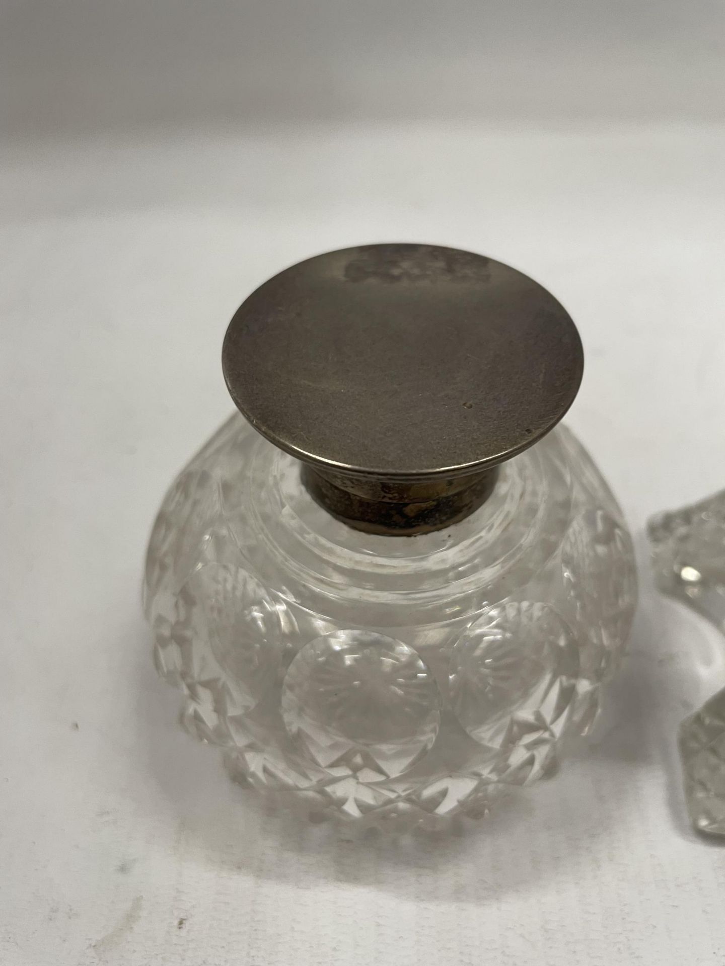 TWO VINTAGE CUT GLASS & HALLMARKED SILVER ITEMS - PERFUME BOTTLE AND DRESSING TABLE POT - Image 2 of 4
