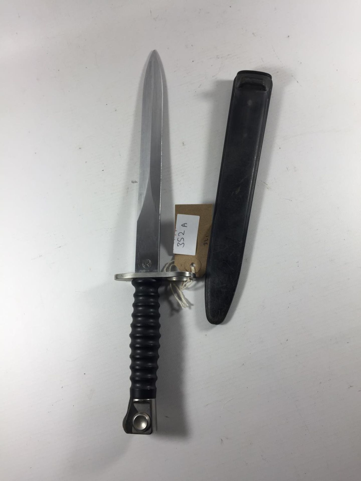 A SWISS SIG 57 BAYONET AND SCABBARD, 24CM BLADE - Image 4 of 4