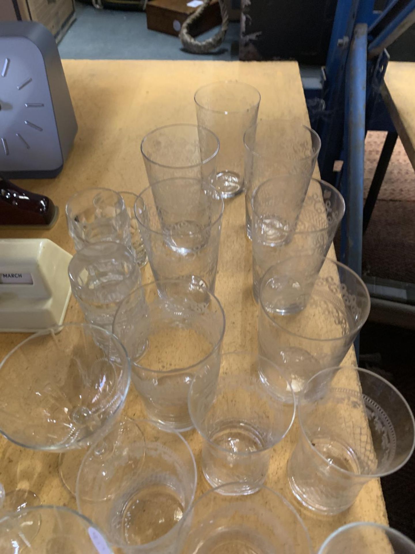 A QUANTITY OF GLASSWARE TO INCLUDE TWO LIQOUR GLASSES, FOUR SMALL AND SEVEN TALL TUMBLERS - Image 2 of 2