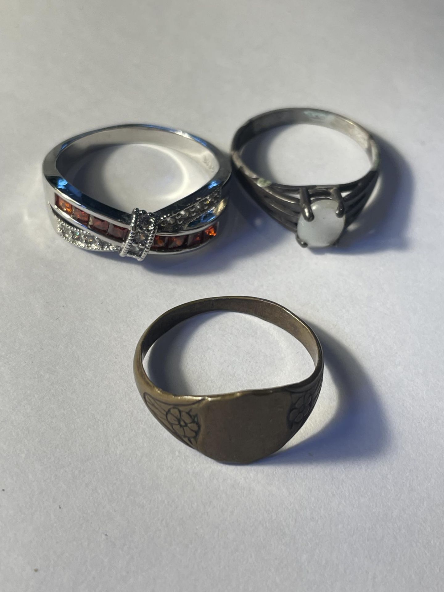 SIX VARIOUS SILVER RINGS - Image 3 of 3