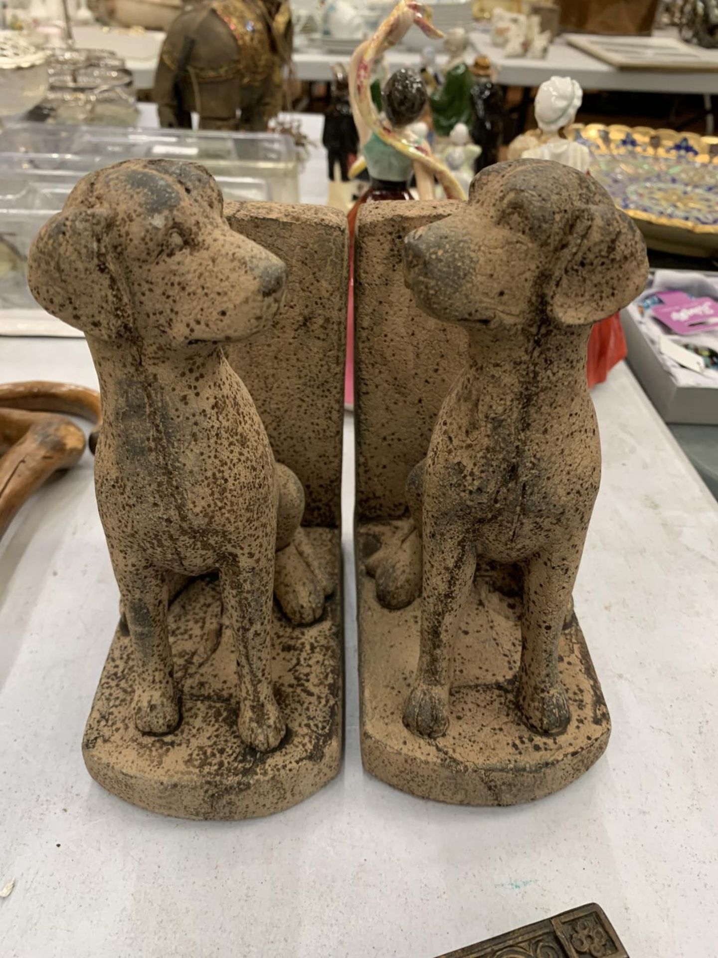 A PAIR OF STONE DOG BOOKENDS HEIGHT 21CM - Image 3 of 3