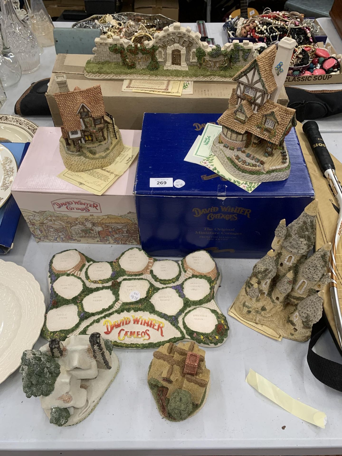A COLLECTION OF DAVID WINTER COTTAGES TO INCLUDE BOXED EXAMPLES, CAMEO STAND ETC