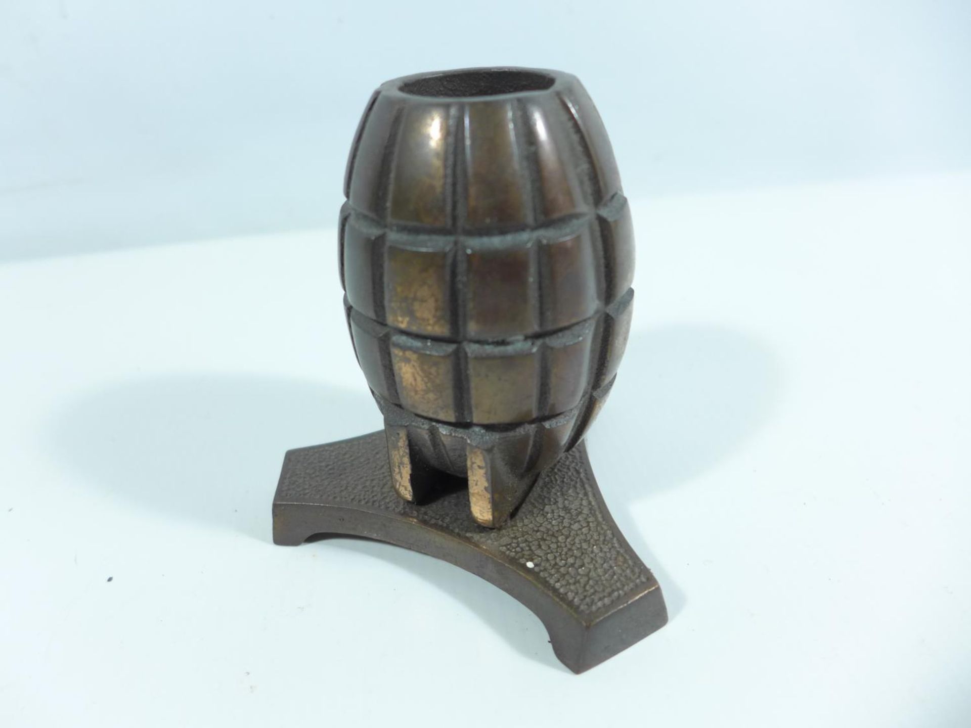 A SPILL VASE GRENADE, HEIGHT 9.5CM - Image 2 of 6