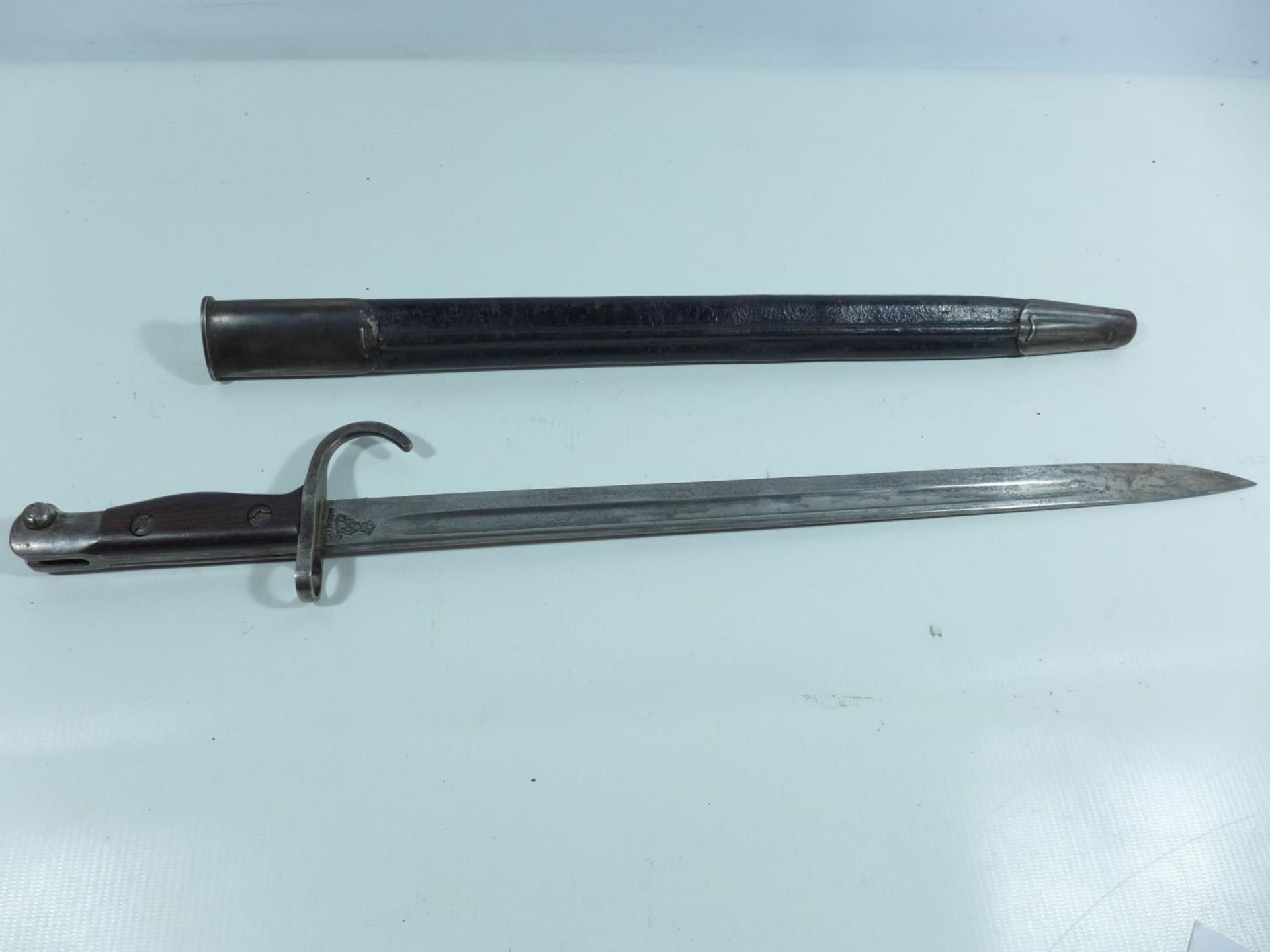 A BRITISH 1907 PATTERN BAYONET AND SCABBARD, 43CM BLADE, LENGTH 56CM, BLADE STAMPED LITHGOW - Image 3 of 6