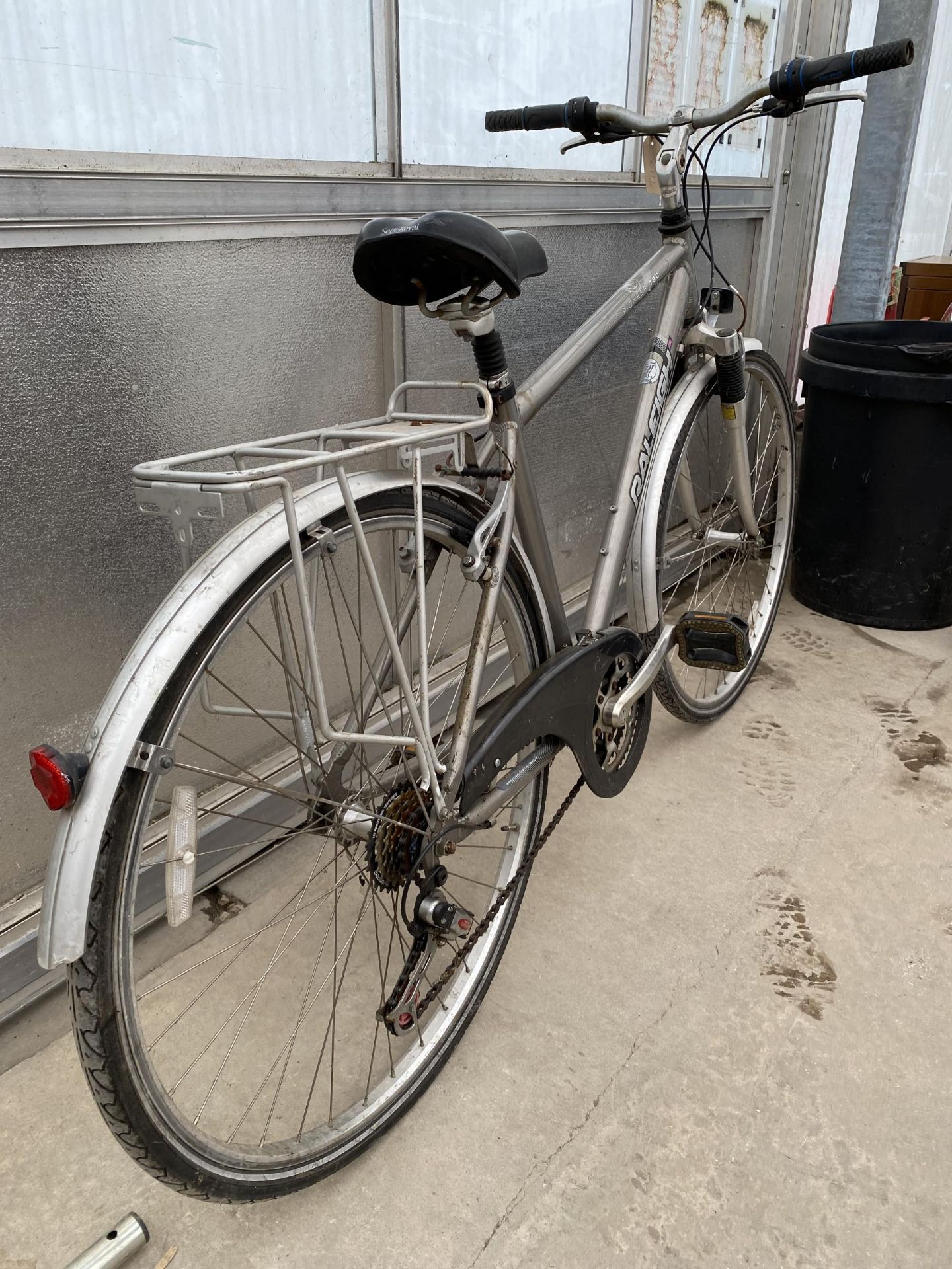 A RALEIGH PIONEER 180 BIKE WITH FRONT SUSPENSION AND 21 SPEED GEAR SYSTEM - Image 2 of 3