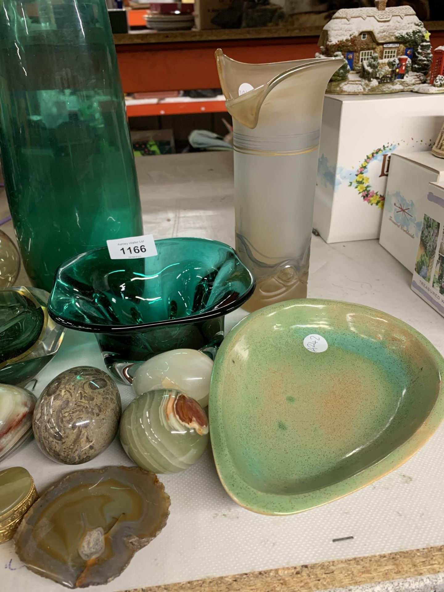 A MIXED LOT TO INCLUDE GLASS VASES AND BOWLS PLUS ONYX EGGS, BLUE AGATE, - Image 3 of 4